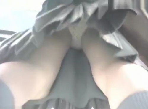 《盗撮動画》完全アウトのヤバイやつ！客を装った男によるガチものパンチラ盗撮動画が流出