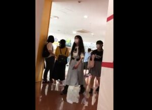 《盗撮動画》地味娘好き必見の逆さ撮りパンチラ！場所特定不可避だが期間限定で放出する・・・