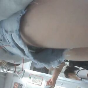 《盗撮動画》マニア歓喜のショーパン隙間パンチラ！駅のホームと電車で逆さ撮りされる可愛いJDちゃん