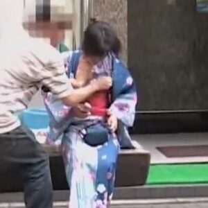《痴漢動画》夏祭りの浴衣ギャルが襲われておっぱい丸出しになる痴漢動画ってやばすぎたよな
