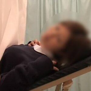 《盗撮動画》ある理由で産婦人科医の診察を受けるギャルJKが”どう見ても感じてる”と話題に・・・