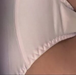 《盗撮動画》ガチ注意！こんな至近距離で生パン撮られてる制服娘もなかなかいないよな...