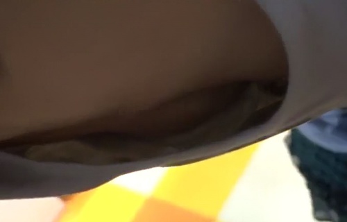 《盗撮動画》JC中●生疑惑美少女にパンチラ胸チラ盗撮敢行！（多分バレてます...）