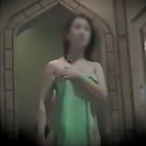 《盗撮動画》某スパ施設の女風呂出入り口付近で観察する世にも珍しい動画が発掘される