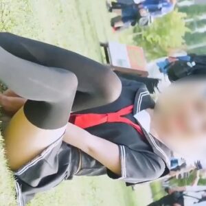 《盗撮動画》承認欲求が限界突破中のコスプレイヤーちゃん、生パンでコスプレ会場に降臨してしまう