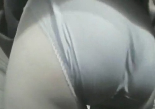 《盗撮動画》某店舗の女子トイレ盗撮でパンティを超至近距離で見せてくれるサービス抜群の娘が登場