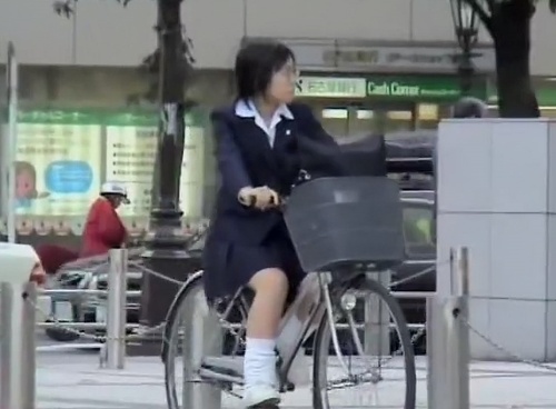 《盗撮動画》街中でのチャリ/座りパンチラの世界！撮り師が苦労してパンチラGETに至るまでの一部始終