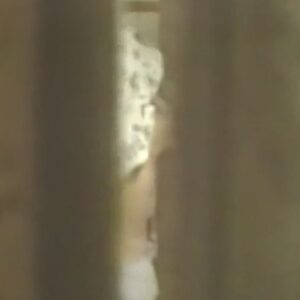 《盗撮動画》即削除必至の迫真の民家覗き映像！熟睡乳首見えからお風呂上がりの全裸まで全て記録のトップ画像