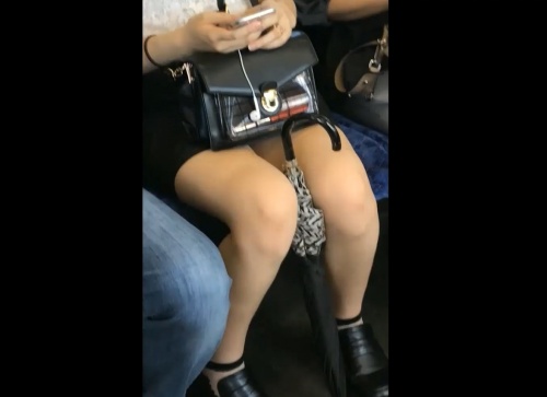 《盗撮動画》おなじJDを狙い続ける危険人物兼撮り師のリアルパンチラ盗撮動画、流出・・・