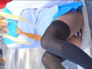 《盗撮動画》こんなに可愛いのに縞パンがずっと見えっぱなしな金髪制服レイヤーちゃん