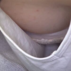 《盗撮動画》他言無用！俺の職場はかなり特殊だからこういう胸チラが撮り放題なんだ…