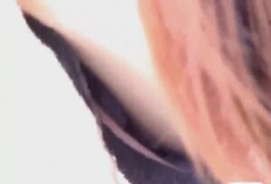 《盗撮動画》ガチ注意！行楽地でピクニック中の若い素人ギャルが無防備すぎて乳首見放題ｗ