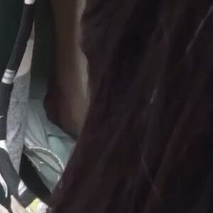 《盗撮動画》電車の俺「可愛い娘の乳首見えてる！」→我慢できずにiPhoneで胸チラ盗撮してしまった...