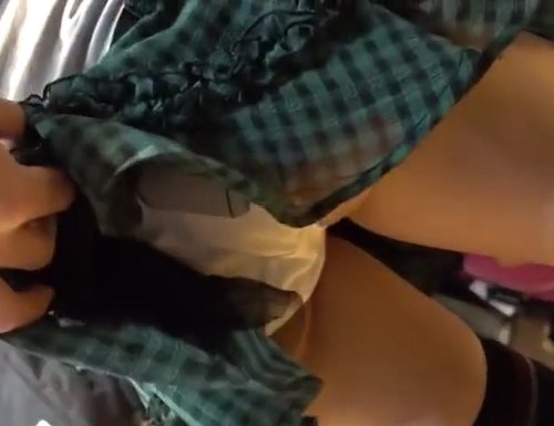 《盗撮動画》俺善良な撮り師、美少女のあまりの可愛さにスカートめくりパンチラに手を染めてしまう...