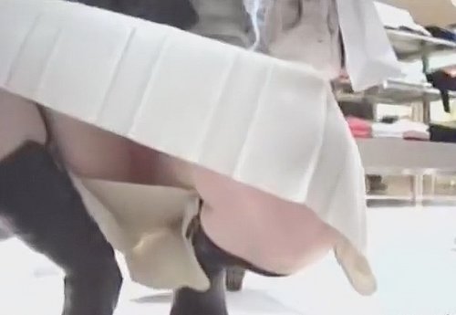 《盗撮動画》俺天才撮り師、美人ショップ店員のしゃがみにカメラを合わせてパンチラGETに成功する