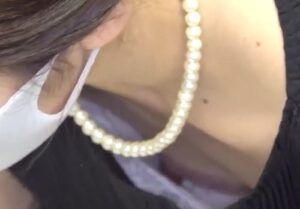 《盗撮動画》俺胸チラ撮り師、某所で盗み撮った素人女がデカ乳首すぎてビビってるんだが...