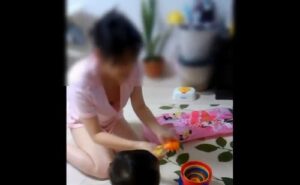 《盗撮動画》NTRフェチの俺、大好きな嫁の胸チラ動画をSNSに投稿→一瞬でバズってしまった結果...