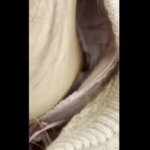 《盗撮動画》電車通勤中オレ、胸元の隙間から乳首丸見え美女に遭遇しスマホで盗撮デビューしてしまう...