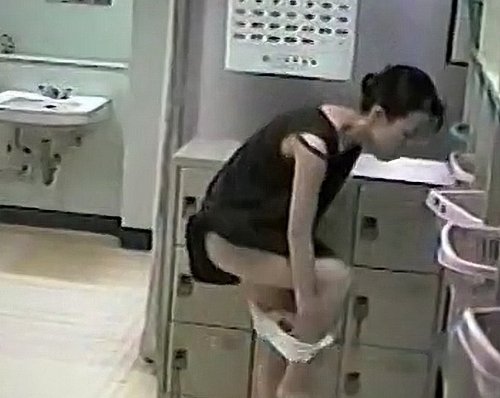 《盗撮動画》絶対に一般人が撮影できな某大手女子社員の脱衣所盗撮！特定不可避のガチ危険映像