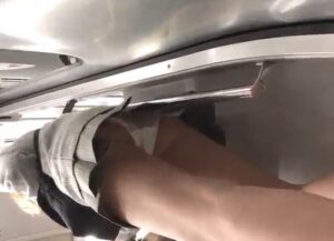 《盗撮動画》ゴールドヘアギャルじぇけ。電車内パンティ丸見え→尾行スカめく敢行の危険人物がオレ…