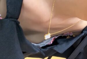 《盗撮動画》行きつけの店でS級美女に遭遇！我慢できずに胸チラ盗撮してしまった俺の動画を見てくれ...