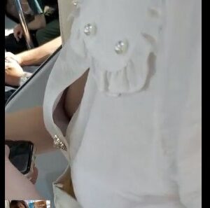 《盗撮動画》通学電車内！胸チラハプニングを抱えた推定JD娘にこっそりスマホカメラを向けてみた結果→