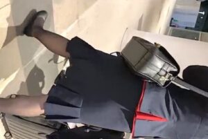 《盗撮動画》フライト前の移動時間、正装で移動中のCAさんを背後からパンチラ撮影してしまう危険人物