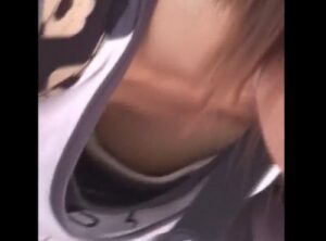 《盗撮動画》激カワギャル達の可愛い乳首が見えまくり！これだから胸チラ撮影はやめられないんだよな