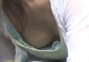 《盗撮動画》可愛い素人娘なのに胸元が隙だらけ！連続前屈みで乳首ゲットに至った幸運すぎる話