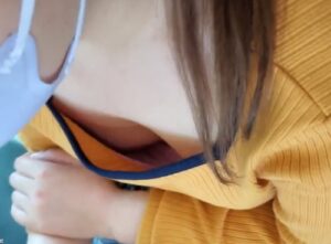 《盗撮動画》電車で居眠り美少女発見→即胸チラ盗撮で乳首GET！ここでやめてれば”こんな事”にならなかったのに...