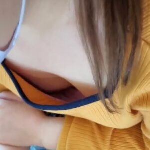 《盗撮動画》電車で居眠り美少女発見→即胸チラ盗撮で乳首GET！ここでやめてれば”こんな事”にならなかったのに...