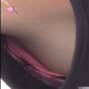 《盗撮動画》貧乳ギャルさん、胸チラ盗撮された時の乳首見え率の高さが異常だと話題に