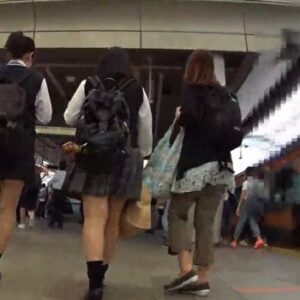 《盗撮動画》電車で登校中の制服娘をサイレント尾行したらどでかいメリットがあることを証明する動画（純白パンチラ）