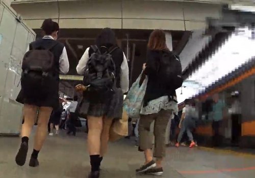 《盗撮動画》電車で登校中の制服娘をサイレント尾行したらどでかいメリットがあることを証明する動画（純白パンチラ）