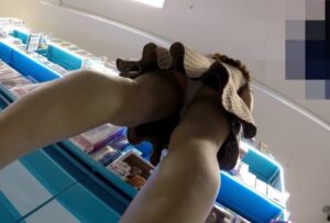 《盗撮動画》永久保存版！アイドル級に激カワ美女のしゃがみ→立ち上がりがスケベすぎる純白生パンチラ