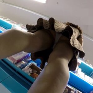 《盗撮動画》永久保存版！アイドル級に激カワ美女のしゃがみ→立ち上がりがスケベすぎる純白生パンチラ