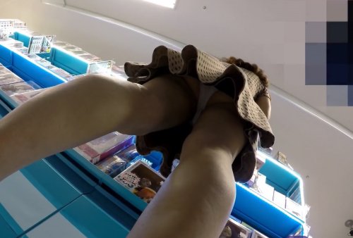 《盗撮動画》永久保存版！アイドル級に激カワ美女のしゃがみ→立ち上がりがスケベすぎる純白生パンチラ