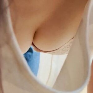 《盗撮動画》趣味の盗撮を自宅の中でも行うようになった末期俺が撮りためた妻の胸チラを公開